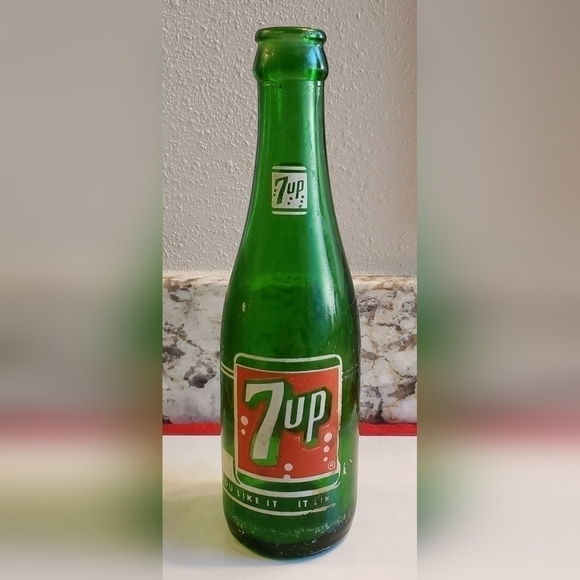 VINTAGE SODA BOTTLES GROUP OF 3 - 7UP, GRAPETTE & NEHI - Picture 4 of 6